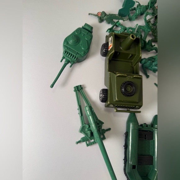 Vintage Green ARMY MEN Soldiers Green /light Green Mix 61 Piece 55 Men - Picture 6 of 8